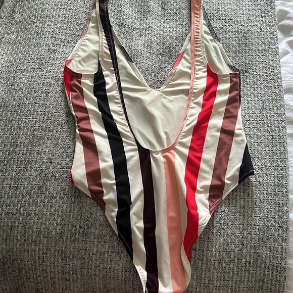 Plunge one piece - Picture 2 of 4